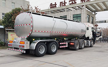 天潤(rùn)新東鮮奶運(yùn)輸車(chē)：跨越草原的“牛奶新絲路”